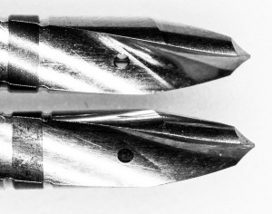 верхняя фреза - новая. нижняя - примерно, 30 рабочих циклов.