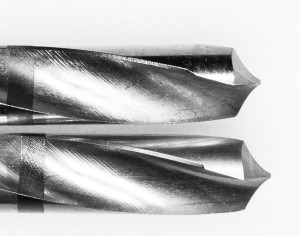 верхняя фреза - примерно, 40 рабочих циклов. нижняя фреза - новая.