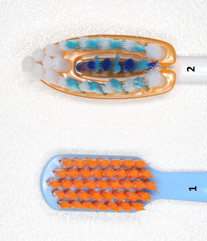 Какая из&nbsp;этих зубных щеток дороже в&nbsp;производстве? А&nbsp;какая — эффективнее?